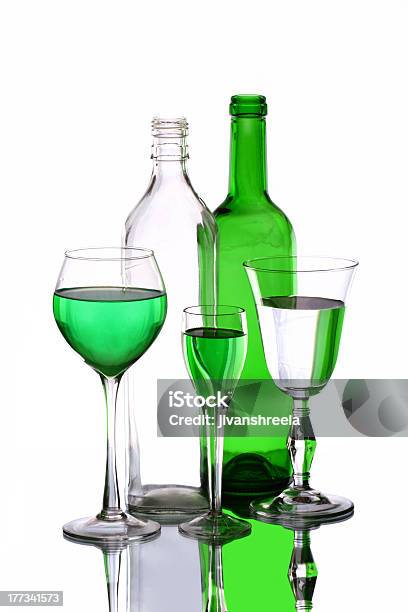 Tre Wineglasses E Due Bottiglie A Specchio - Fotografie stock e altre immagini di Bevanda analcolica - Bevanda analcolica, Bibita, Bicchiere