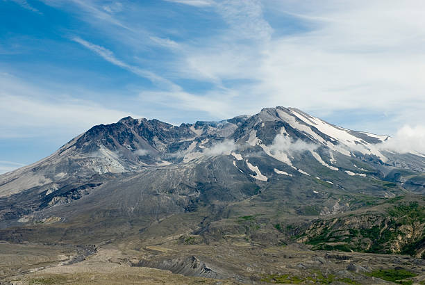 Clear Day Mount St. Helens A shot of Mt. St. Helens on a very clear day north cascades national park cascade range waterfall snowcapped stock pictures, royalty-free photos & images