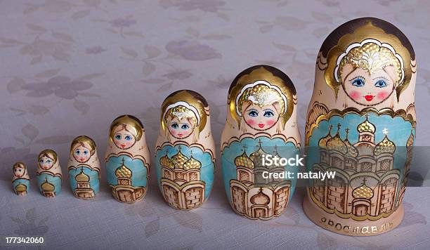 Matryoshka Muñeca De Madera Rusa Foto de stock y más banco de imágenes de Adulto - Adulto, Anillo de Oro de Rusia, Arte cultura y espectáculos