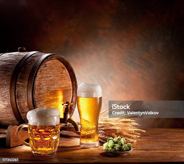 맥주 배럴 글라스잔 한 압살했다 표 0명에 대한 스톡 사진 및 기타 이미지 - 0명, 금색, 기포 음료