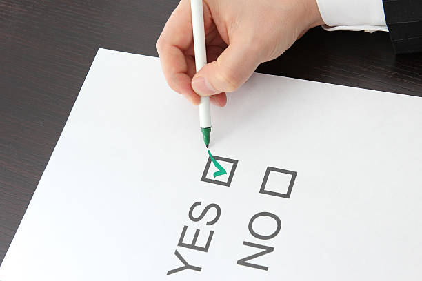 entscheidung ja - voting pen questionnaire green stock-fotos und bilder