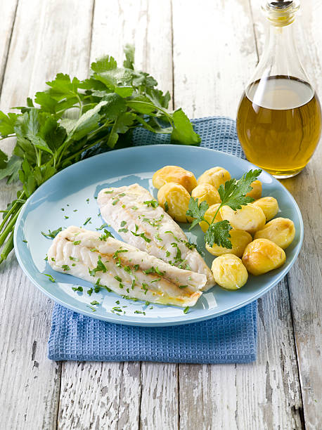 bacalao al vapor con perejil y papas - merluza fotografías e imágenes de stock