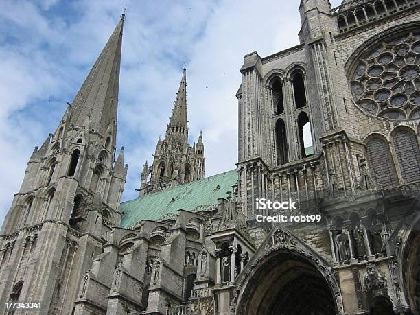 Cielo Azul Y Chartres Catedral Foto de stock y más banco de imágenes de Antiguo - Antiguo, Arco - Característica arquitectónica, Arreglar