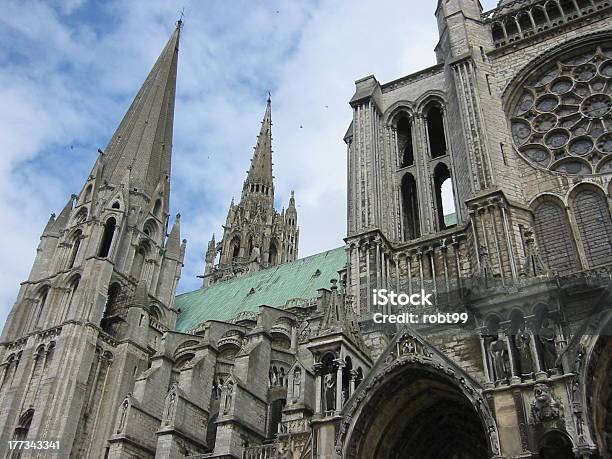 Céu Azul E Catedral De Chartres - Fotografias de stock e mais imagens de Arcaico - Arcaico, Arco - Caraterística arquitetural, Arranjar