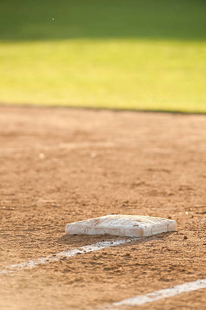 base y jardines - baseball diamond baseball baseline grass fotografías e imágenes de stock