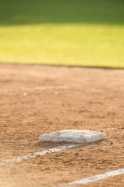 base et outfield - baseball diamond baseball baseline grass photos et images de collection