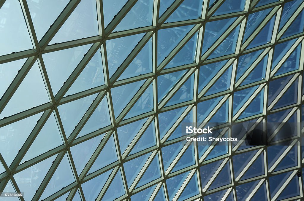 Janelas de vidro de grade no céu azul - Foto de stock de Abstrato royalty-free