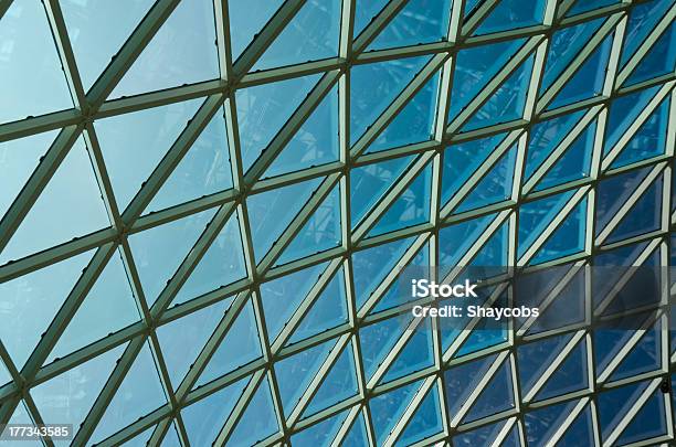 Janelas De Vidro Grelha No Céu Azul - Fotografias de stock e mais imagens de Abstrato - Abstrato, Arquitetura, Azul