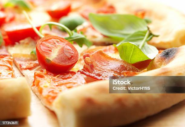 Hot Pizza Slice Stockfoto und mehr Bilder von Basilikum - Basilikum, Blatt - Pflanzenbestandteile, Erfrischung