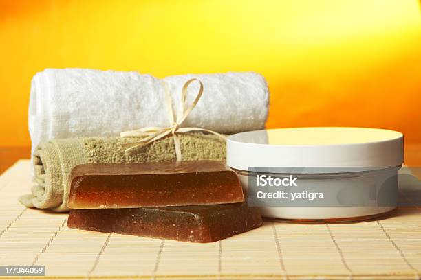 Handgemachte Seife Handtücher Und Creme Auf Bambusmatte Stockfoto und mehr Bilder von Alternative Behandlungsmethode
