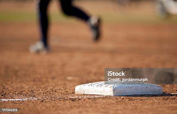 Base E Player - Fotografias de stock e mais imagens de Campo de Basebol - Campo de Basebol, Plano de Fundo, Adulto