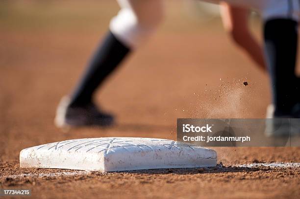 Basis Mit Flying Schmutz Stockfoto und mehr Bilder von Baseball-Frühjahrstraining - Baseball-Frühjahrstraining, Baseballfeld, Bildhintergrund