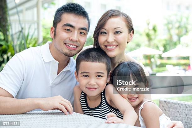 Attraktive Asiatische Familie In Einem Resort Stockfoto und mehr Bilder von Asiatischer und Indischer Abstammung - Asiatischer und Indischer Abstammung, Eltern, Erwachsene Person