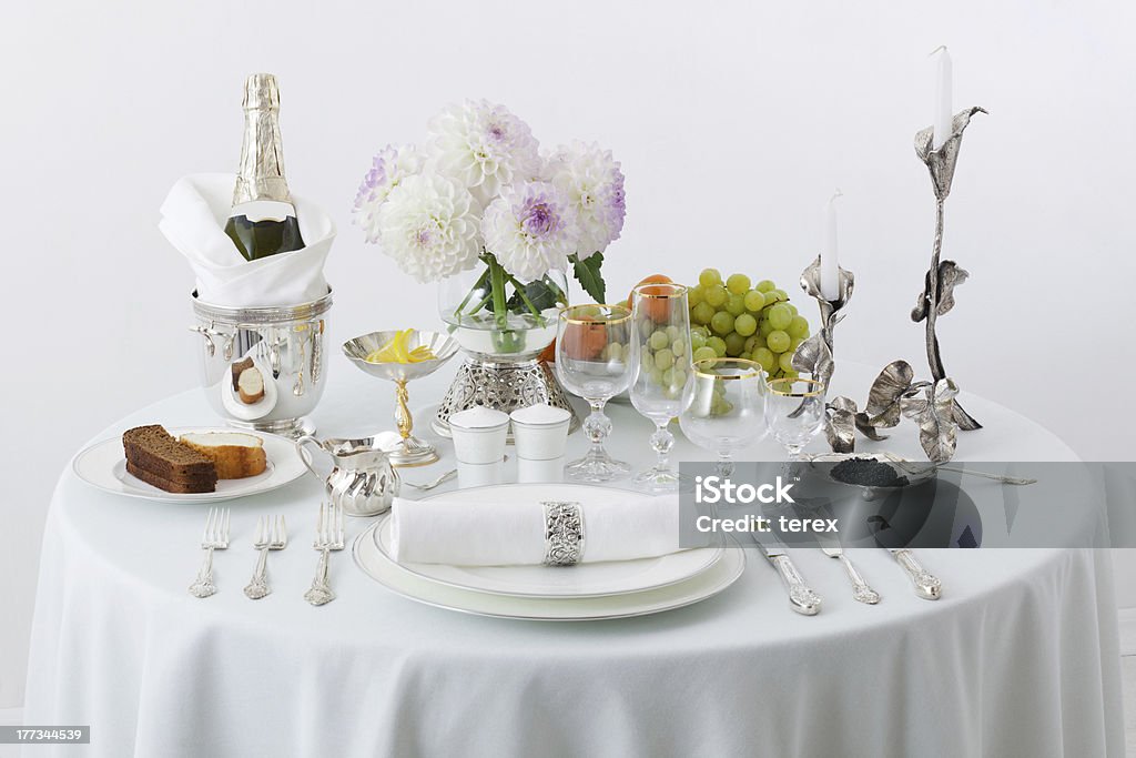 table avec des plats et des fleurs - Photo de Champagne libre de droits