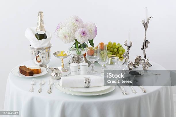 Photo libre de droit de Table Avec Des Plats Et Des Fleurs banque d'images et plus d'images libres de droit de Champagne - Champagne, Blanc, Caviar