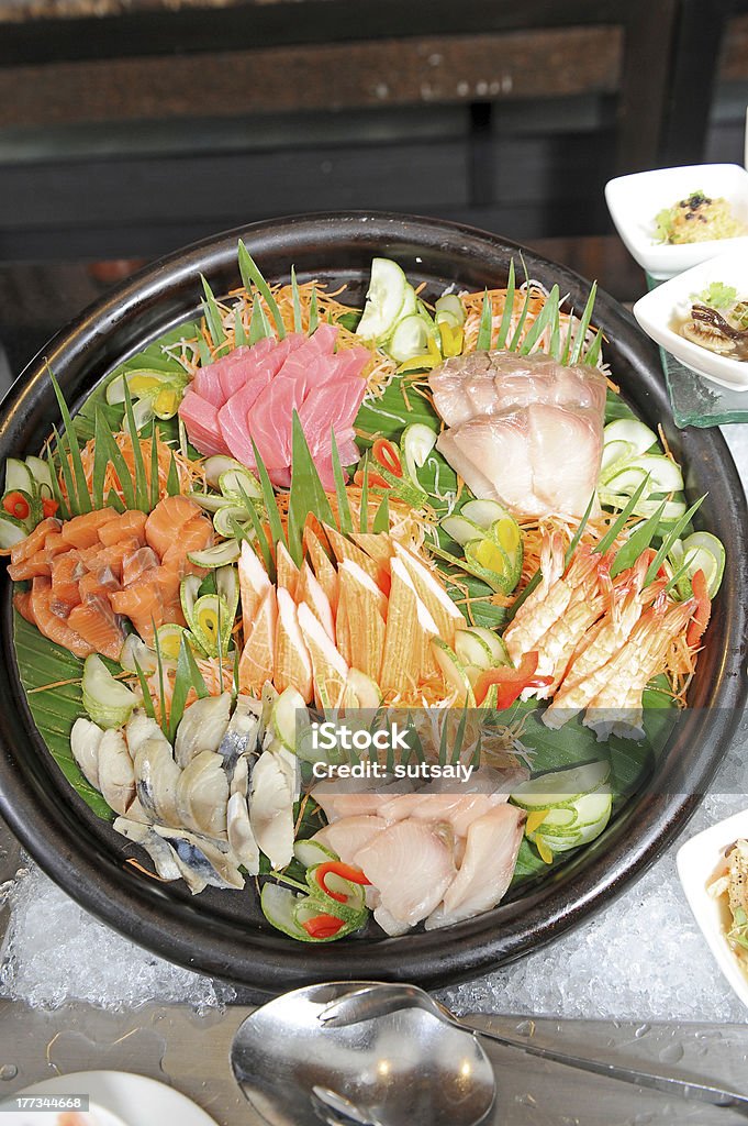sushi japonês em uma placa preta - Royalty-free Abacate Foto de stock