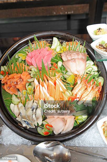 Sushi Japonês Em Uma Placa Preta - Fotografias de stock e mais imagens de Abacate - Abacate, Alimentação Saudável, Carne