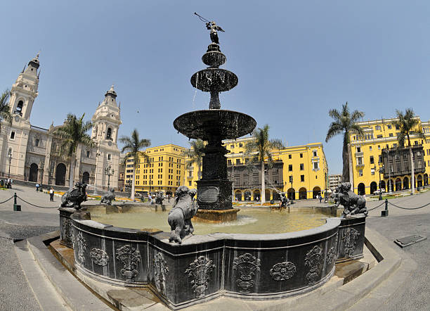 istock City fountain 177344674