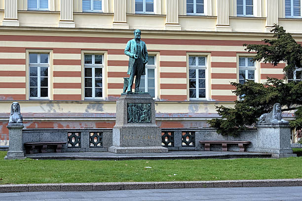 istock Monument to the german chemist August Kekule in Bonn, Germany 177344847