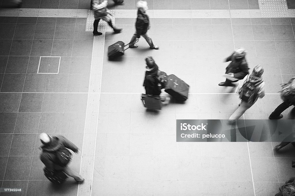 Personas de multitudes desde arriba - Foto de stock de Andar libre de derechos