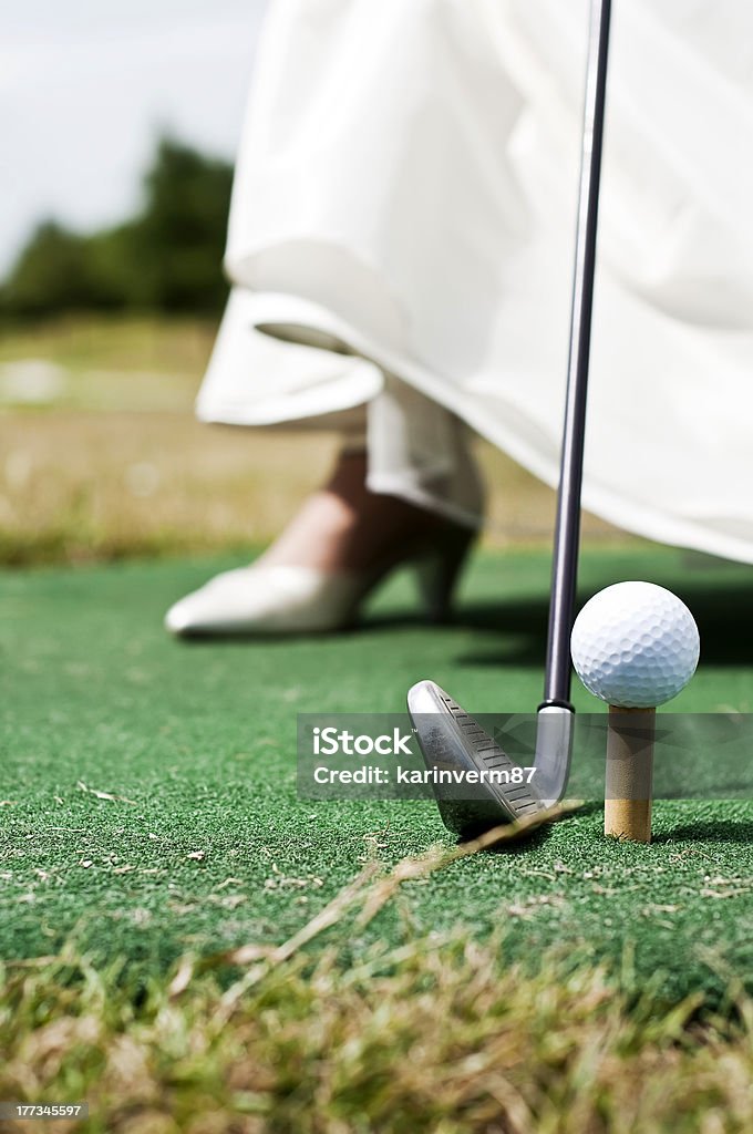 Frau Abschlagen Golfball auf Hochzeit Kleid mit hohem Absatz - Lizenzfrei Golf Stock-Foto