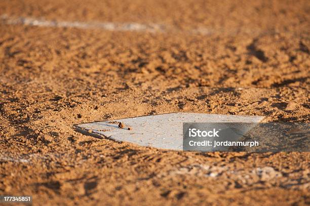 Baza Domowa W Brud - zdjęcia stockowe i więcej obrazów Baseball dla najmłodszych - Baseball dla najmłodszych, Baza domowa - sport, Boisko