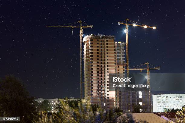 Sitio De Construcción En La Noche Foto de stock y más banco de imágenes de Aire libre - Aire libre, Arquitectura, Arquitectura exterior