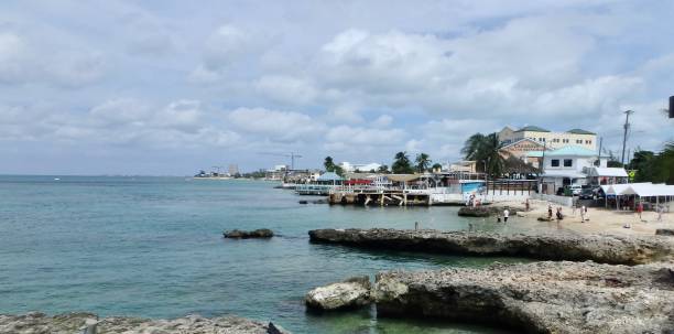 georgetown waterfront, grand cayman - cayman islands street georgetown cayman islands grand cayman stock-fotos und bilder