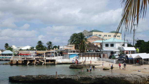 piccola spiaggia sul lungomare di georgetown, grand cayman - cayman islands street georgetown cayman islands grand cayman foto e immagini stock