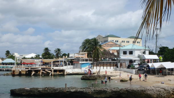 ジョージタウンウォーターフロント、グランドケイマンの小さなビーチ - cayman islands street georgetown cayman islands grand cayman ストックフォトと画像