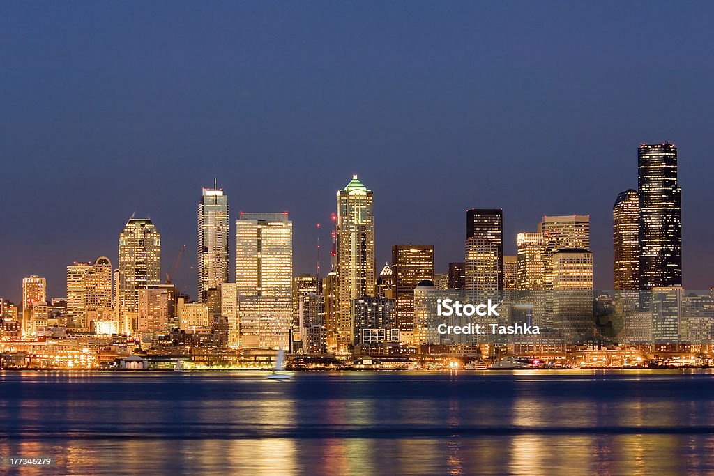 Сиэтл на ночь - Стоковые фото Архитектура роялти-фри