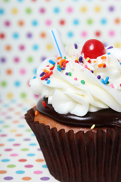 geburtstag cupcake - cupcake chocolate pink polka dot stock-fotos und bilder