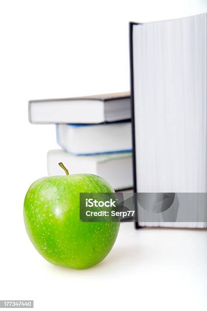 Foto de Maçã Verde E Livros e mais fotos de stock de Alimentação Saudável - Alimentação Saudável, Aprender, Biblioteca