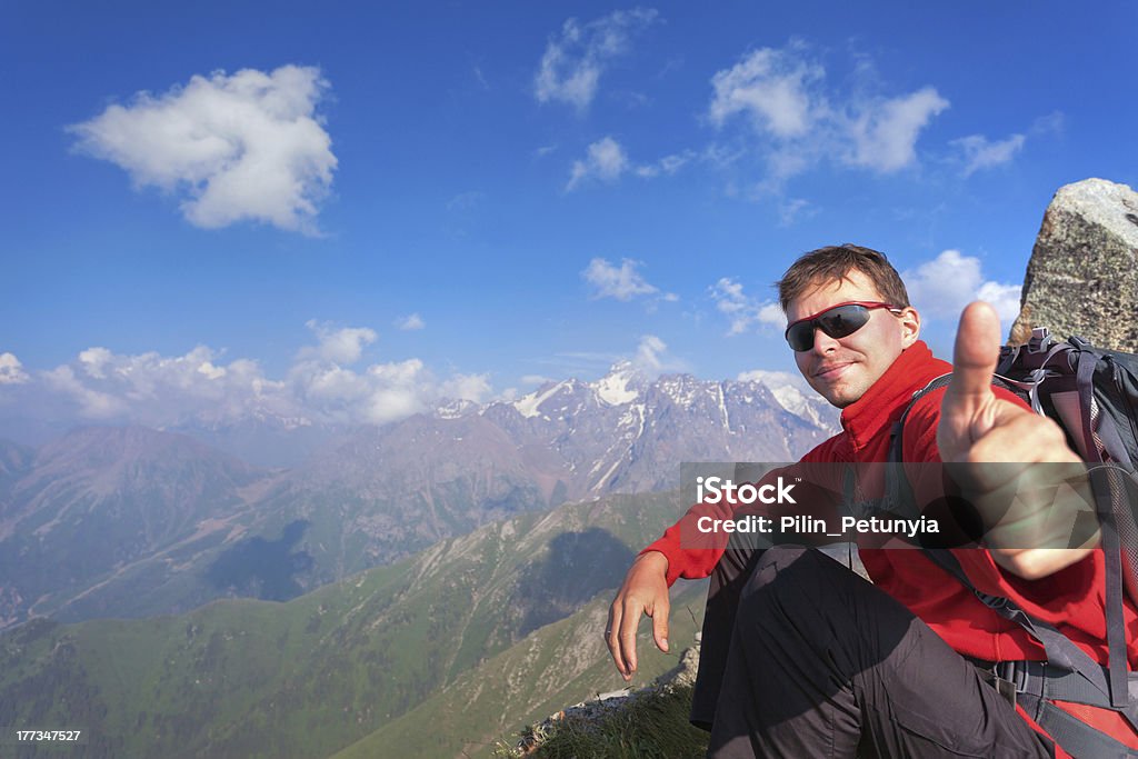 Giovane uomo sulla parte superiore. - Foto stock royalty-free di Arrampicata su roccia