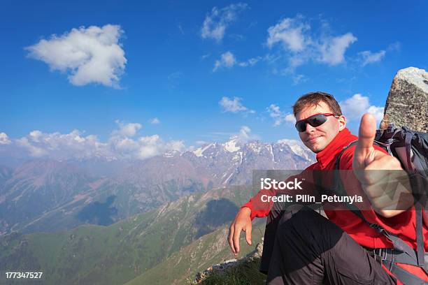 Giovane Uomo Sulla Parte Superiore - Fotografie stock e altre immagini di Arrampicata su roccia - Arrampicata su roccia, Occhiali da sole, Uomini