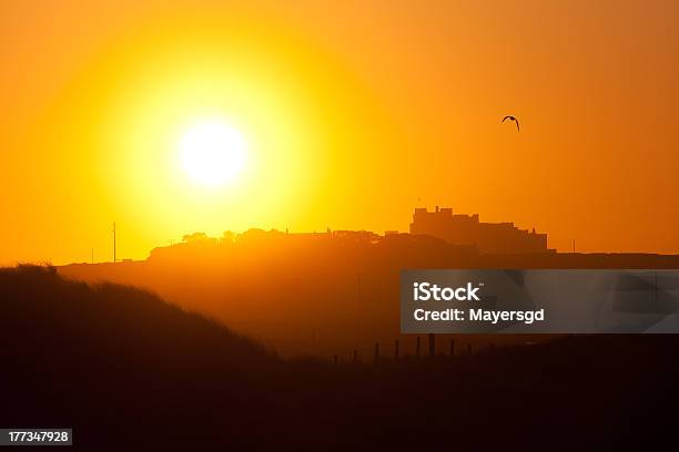 Castle Bei Sonnenuntergang Stockfoto und mehr Bilder von Bamburgh - Bamburgh, Fotografie, Horizontal