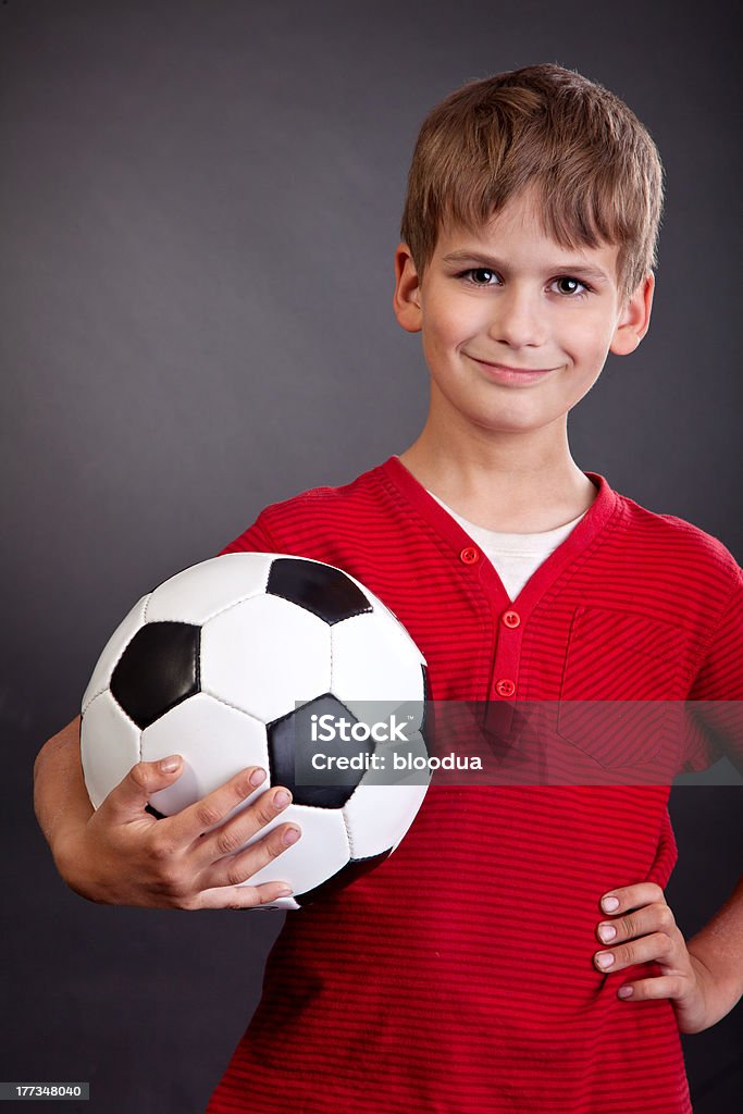 Chłopiec trzyma piłki nożnej Piłka - Zbiór zdjęć royalty-free (Chłopcy)