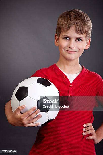 Chłopiec Trzyma Piłki Nożnej Piłka - zdjęcia stockowe i więcej obrazów Chłopcy - Chłopcy, Czarne tło, Czynność