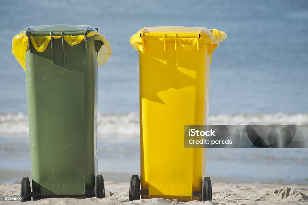 Recycling Papierkorb Containern in den Strand - Lizenzfrei Behälter Stock-Foto