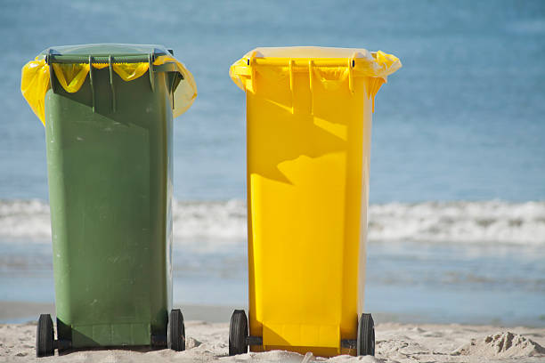 cestino cestino contenitori in spiaggia - environmental conservation cleaning rubble recycling bin foto e immagini stock