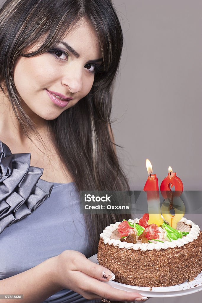 Ragazza Con Torta Di Compleanno Con Candele 18 - Fotografie stock e altre  immagini di 18-19 anni - 18-19 anni, Adolescente, Adulto - iStock
