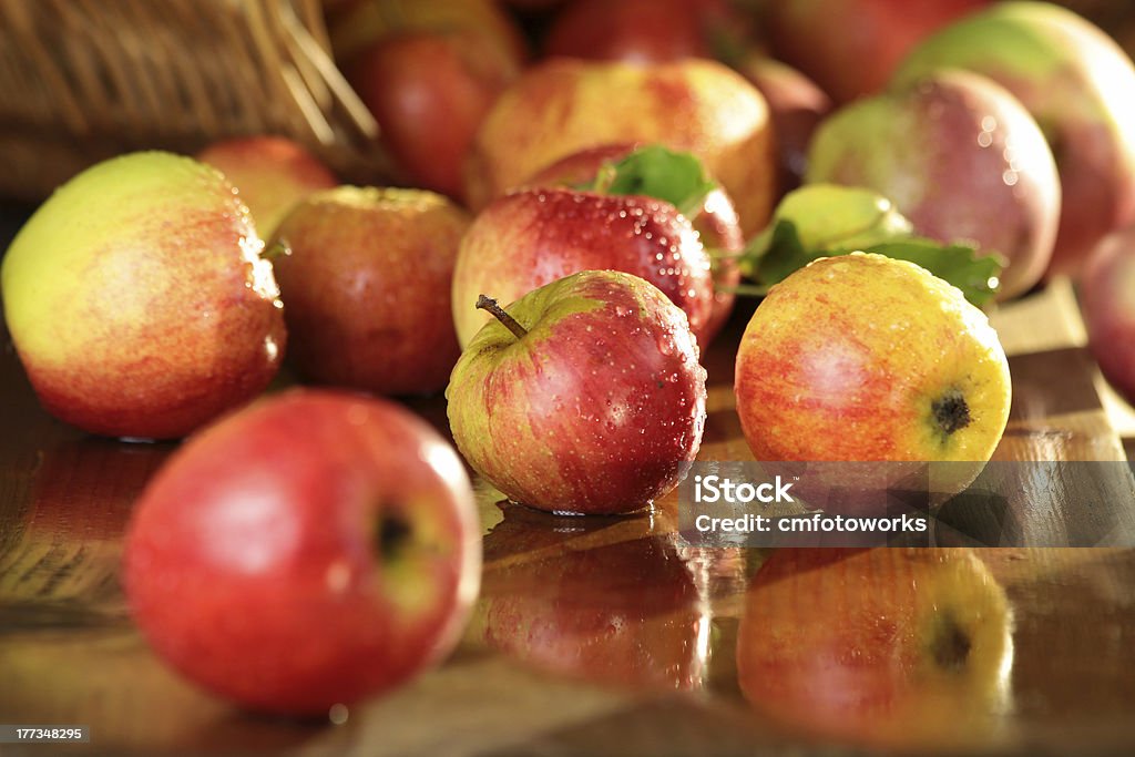 Maçãs em uma cesta de mesa de bebidas alcoólicas - Foto de stock de Maçã royalty-free