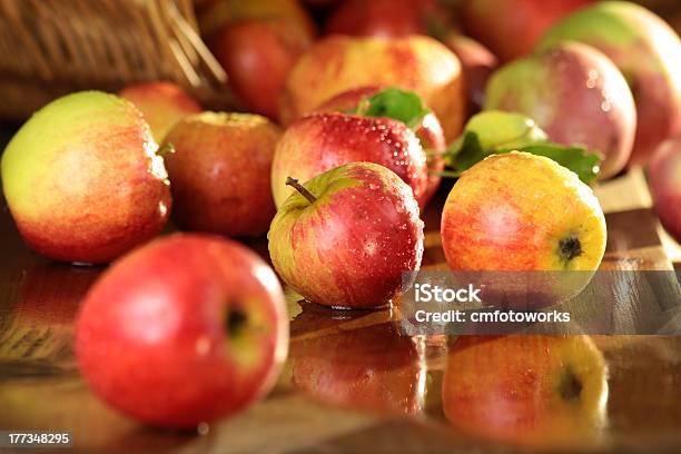 Foto de Maçãs Em Uma Cesta De Mesa De Bebidas Alcoólicas e mais fotos de stock de Maçã - Maçã, Setembro, Alimentação Saudável