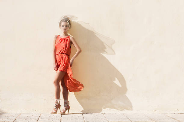 Mulher de vestido vermelho - foto de acervo