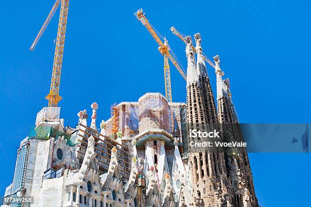 Towers Of Basilica Della Sagrada Familia A Barcellona - Fotografie stock e altre immagini di Ambientazione esterna