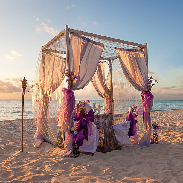 decorativo canopy en la playa en el atardecer caribeño - table wedding flower bow fotografías e imágenes de stock