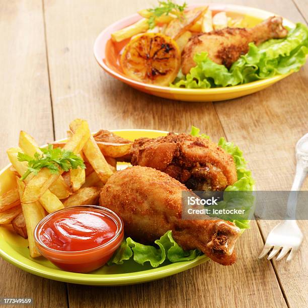 Drumsticks Fritto Con Patatine Fritte - Fotografie stock e altre immagini di Alimentazione non salutare - Alimentazione non salutare, Alla griglia, Arrosto - Cibo cotto