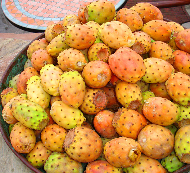 Tigela de frutas/catus pera - foto de acervo