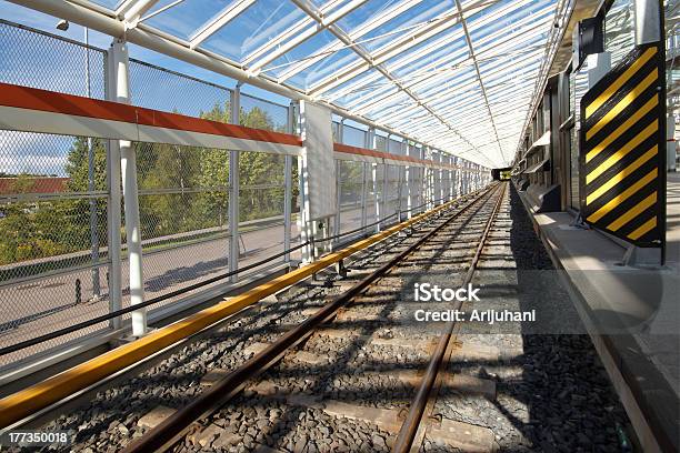 Metropolitana Stazione Ferroviaria Con Treno Elettrico - Fotografie stock e altre immagini di Acciaio