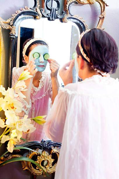 funny ama de casa verde belleza clay mask - cucumber vegetable plant single flower fotografías e imágenes de stock